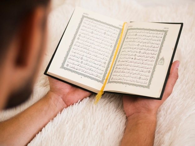 Memegang AL-Qur'an - Qurota